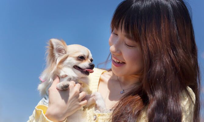 笑顔の女性と犬